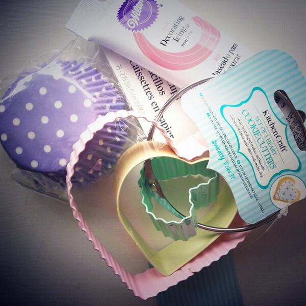 LittleKiva's tweet image. A spot of baking maybe... #baking #biscuts #cute #pastel #pink #icing