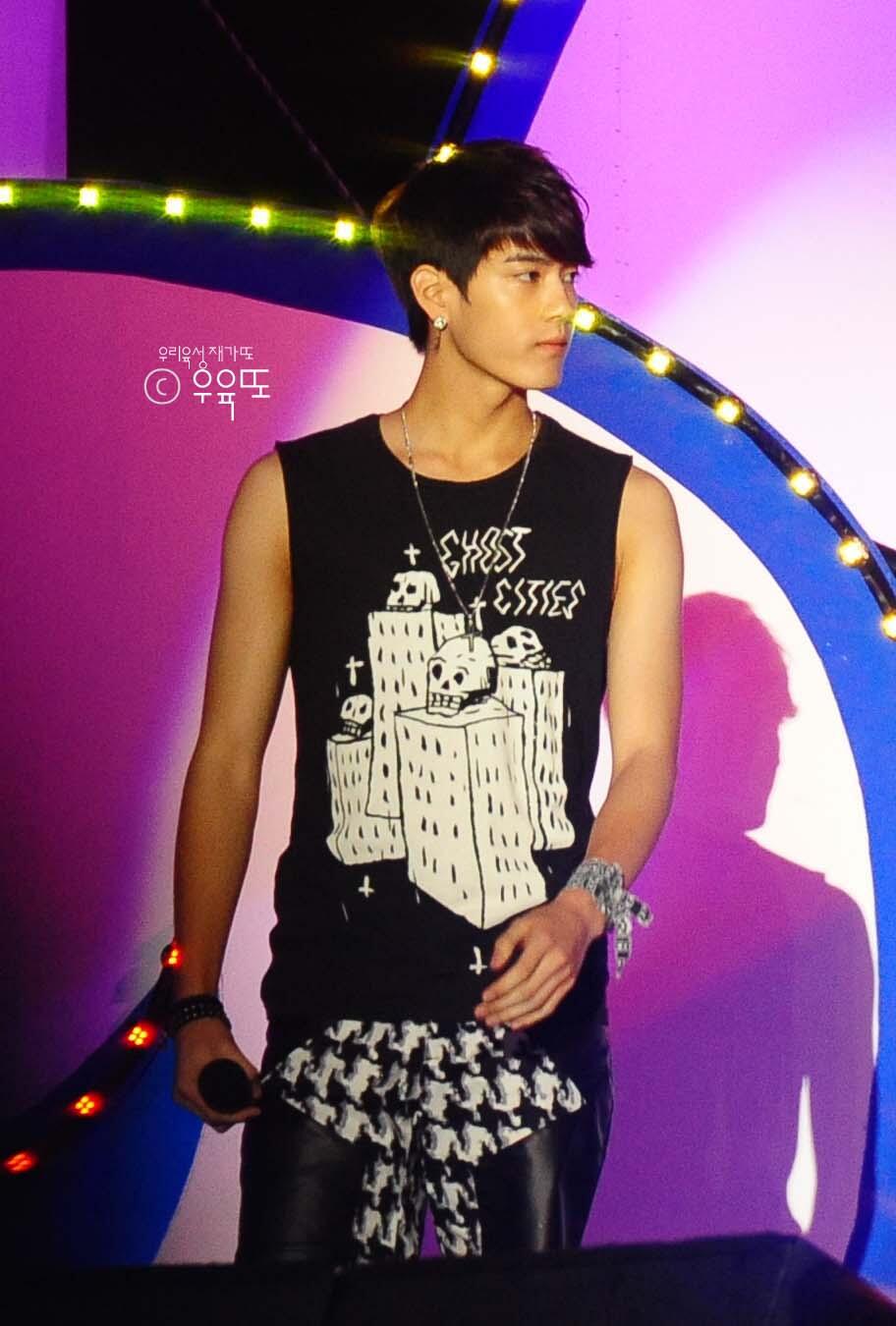 BRzR_HuCAAAxMjp.jpg:large