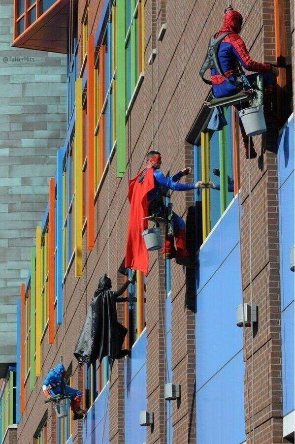 TuiterHits's tweet photo. Muy fan de los limpiadores de cristales en un hospital infantil. Qué grandes. http://t.co/pblGj4nt5p