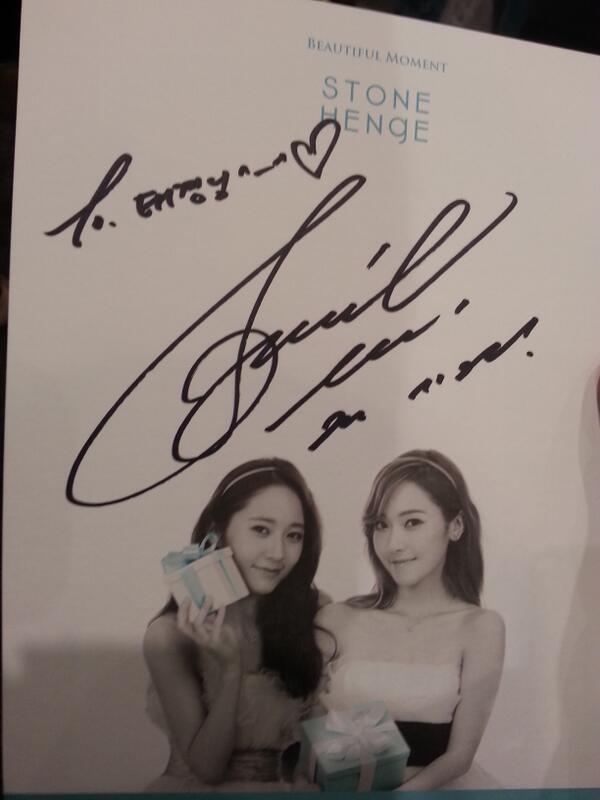 [PIC][31.08.13] Jessica tại buổi fansign cho nhãn hiệu trang sức "Stone Henge" BS-YImjCUAA50pz