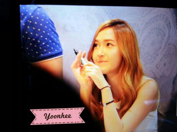 [PIC][31-08-2013]Jessica xuất hiện tại buổi fansign cho "StoneHenge" vào chiều nay BS-mbzICEAEruBg