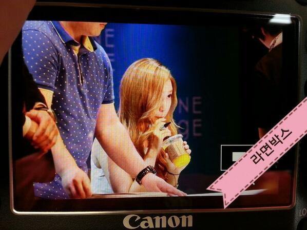 [PIC][31-08-2013]Jessica xuất hiện tại buổi fansign cho "StoneHenge" vào chiều nay BS-mk6wCcAAKPva