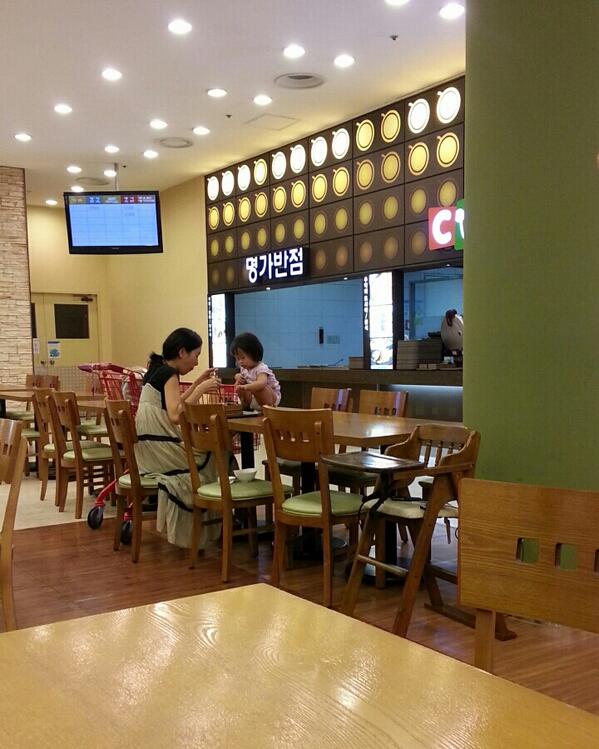 hkoo72's tweet photo. 롯데마트 우연이 포착한장면 http://t.co/iogBAkfAAn