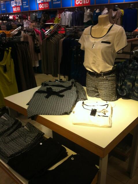 roelandhup's tweet photo. Mooie collectie damesmode #hemahoogeveen. http://t.co/H9gQSv3bQy