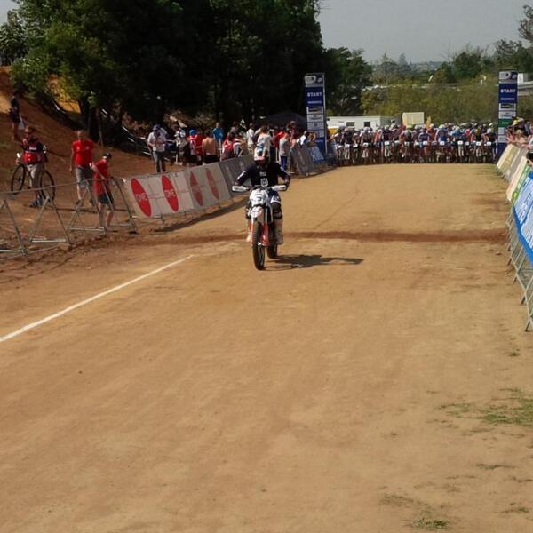 KTMGateway's tweet photo. Men Junior Cross-Counrty World Championship start. Lead out http://t.co/wNWGwRkiRi