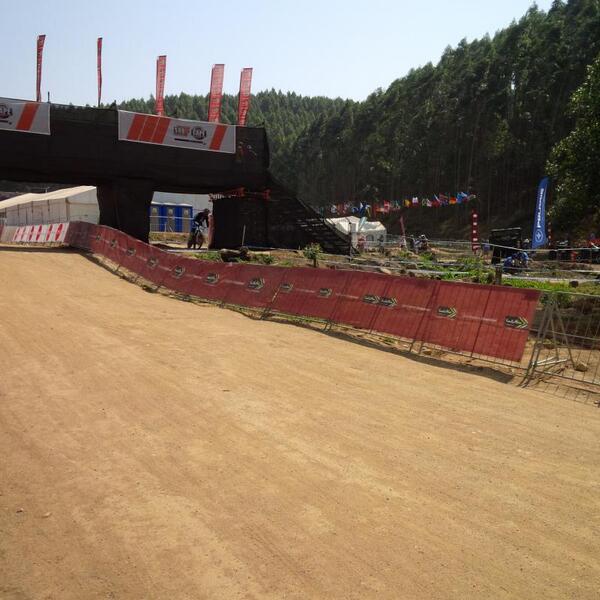 KTMGateway's tweet photo. Lead out bike coming through technical rock garden sectiion http://t.co/ZKLNOrvOmv