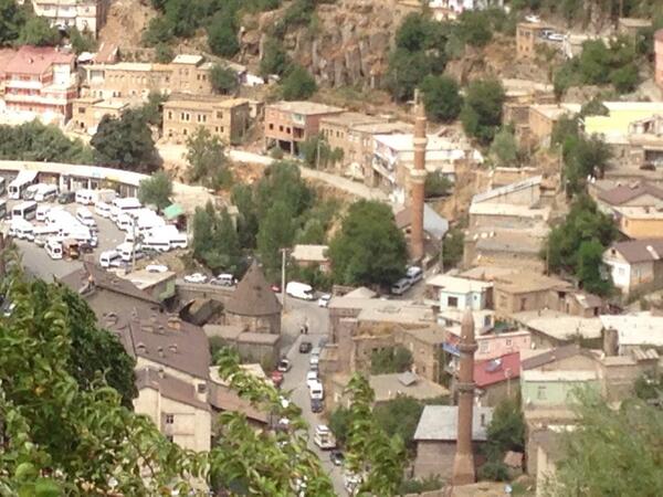 Arkadaki büyük minarenin yanında, Eyüp Sultan Hz. nin kardeşi Feyzullah el Ensari Hz. yatıyor. Bitlis'in Seyitleri