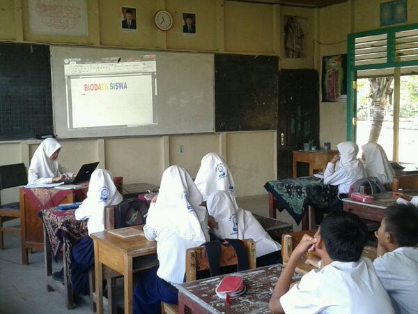 spenlas_bjm's tweet photo. Belajar berani dan menunjukan kemampuan di depan kelas..  Itu lah anak spenlass.... http://t.co/v8gfSVK3e8