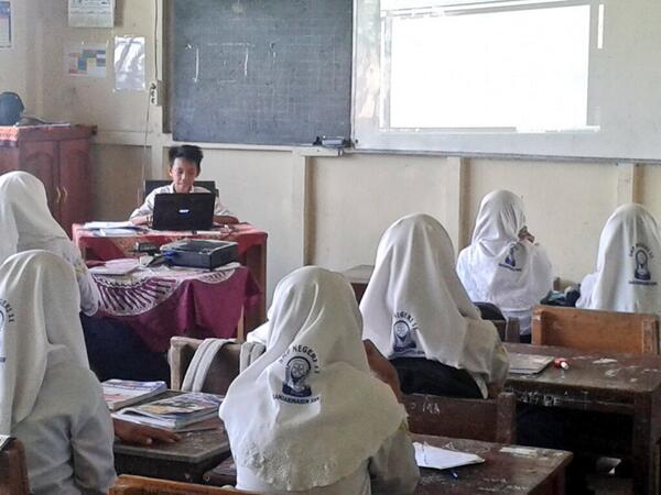 spenlas_bjm's tweet photo. Belajar berani dan menunjukan kemampuan di depan kelas..  Itu lah anak spenlass.... http://t.co/Rxs3rs7bO7