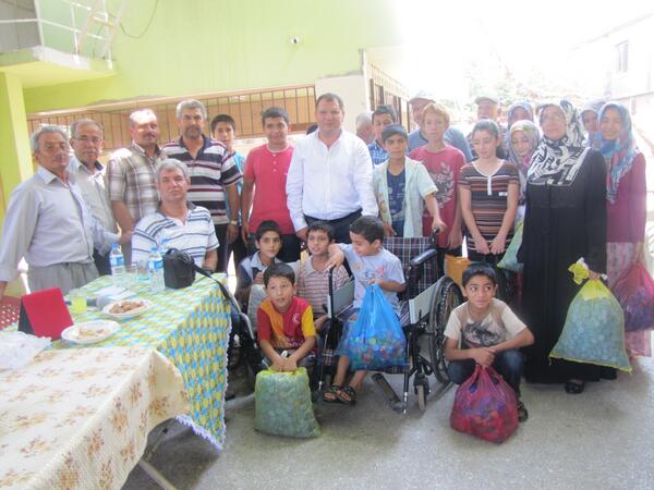 Yeni Mahalle Camii Kız Kur'an Kursu öğrencileri kapak toplandı. Yaşlı engelli tekerlikli sandalye sahibi oldu.