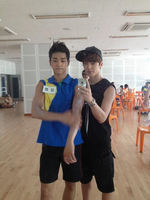 100per_yongyong's tweet photo. 자이언트 막내 썬크림바르고잉네에~~~?? http://t.co/rmk3rTEXgt