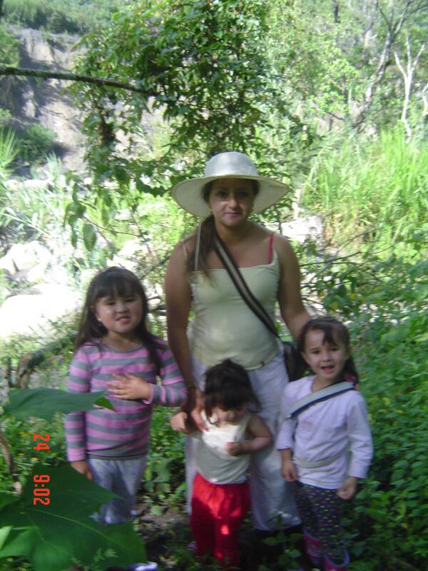 ElisaRb's tweet photo. @AlvaroUribeVel mis nenas http://t.co/V7T33DHzpa