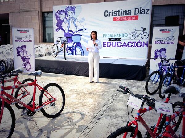 Cristina_Diaz_S's tweet photo. En estos momentos damos el banderazo de salida al programa #PedaleandoPorlaEducación en #NuevoLeon http://t.co/8vzpKocq5H