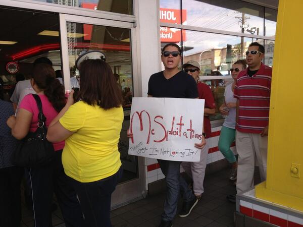 829strikeLAS's tweet photo. "Low pay is not ok" is all you can hear inside! #lowpayisnotok #Vegas #829strike http://t.co/7Qjk8n1ZJl