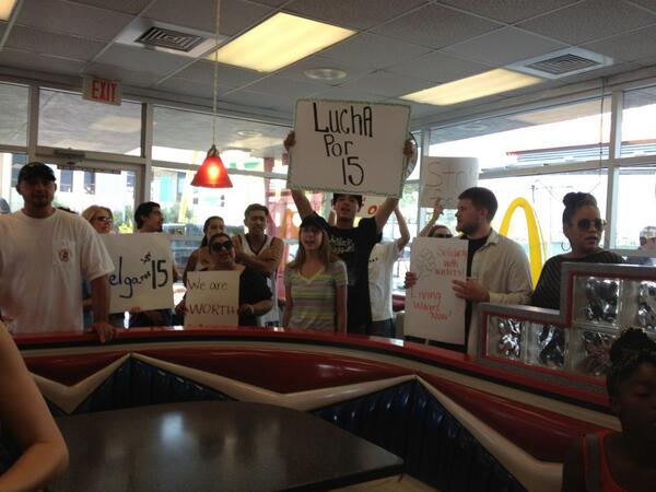 829strikeLAS's tweet photo. We have BRAVE workers in #Vegas today! Standing up for themselves, their families, and their coworkers! #829strike http://t.co/cYVmBSNqMi