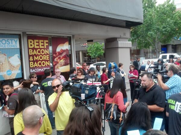 829StrikeSD's tweet photo. Large turnout today at Wednesday. #829StrikeSD #829strike #fastfoodfwd #FastFoodStrike #fightfor15 #829 http://t.co/qZ6yhPh1lG