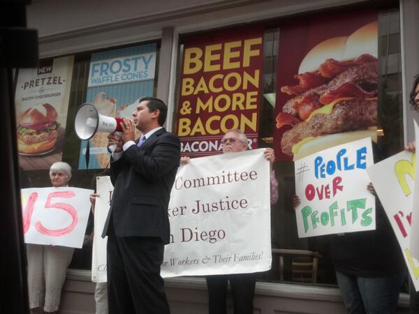829StrikeSD's tweet photo. City Council Member David Alvarez @AlvarezSD showing his support for striking workers! #829strike #829StrikeSD #829 http://t.co/JlIfpuBYfw