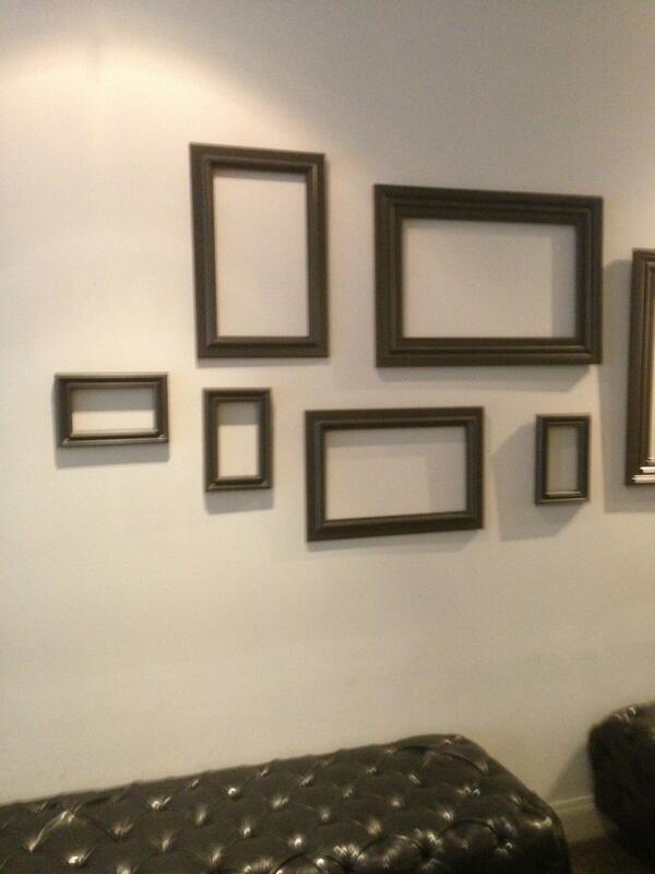 lylyee's tweet image. My hotel in Melbourne is too fancy to have artwork apparently. #emptyframes