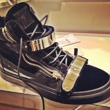 eeaazzyysplash's tweet photo. Dbanj got new two hundred thousand(#200000k)sneakers,,,,,,,Giuseppe-zanotti sneakers! http://t.co/4KdZyRITDY