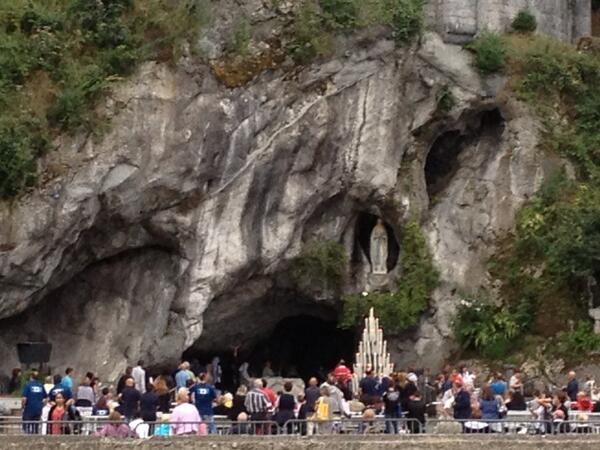 jmmanres's tweet photo. Des de Lourdes, he pregat per tots, família, parròquia, amistats. La Mare del Cel i el Fill vetllen x tots! http://t.co/kCVnCev2U2