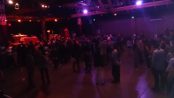 THOMASCOOKSEY's tweet photo. #Showbox SoDo waiting for @SnoopDogg http://t.co/RgY7gu6cOM