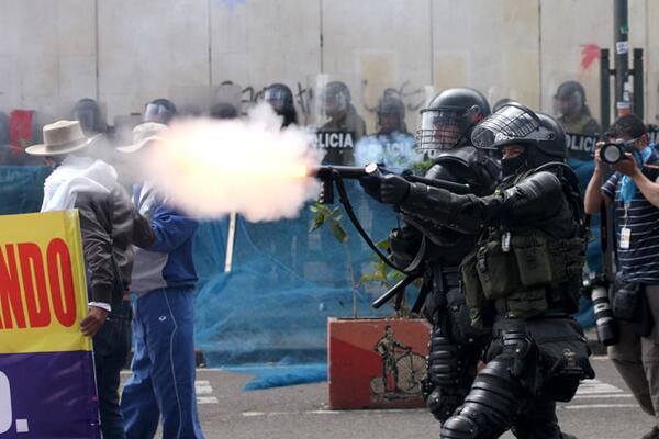 RevistaSemana's tweet photo. Galería #paroagrario: Los desmanes de las marchas en Bogotá >> http://t.co/PR9kvfOxnb http://t.co/ru9NAMzrYk