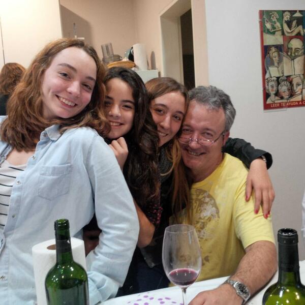 Tocotw's tweet photo. Mi hermano con hijas y sobrina "encima" http://t.co/iyGQPrgCee