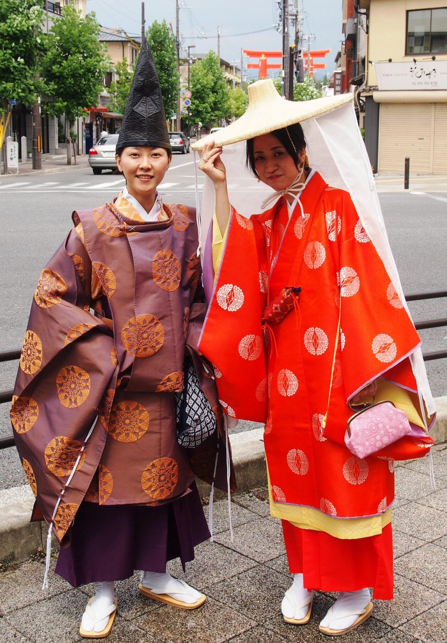 京都発 着たまま観光 平安装束 ちょっと暑いけれど 本日の素敵な平安衣装の姫たちです ただいま 平安神宮散歩中 Http T Co 0vtaes2vhy Twitter
