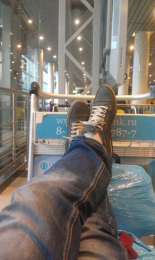 lowuser's tweet image. Вылет отложен на 8 часов... От местных кресел жопа уже квадратная