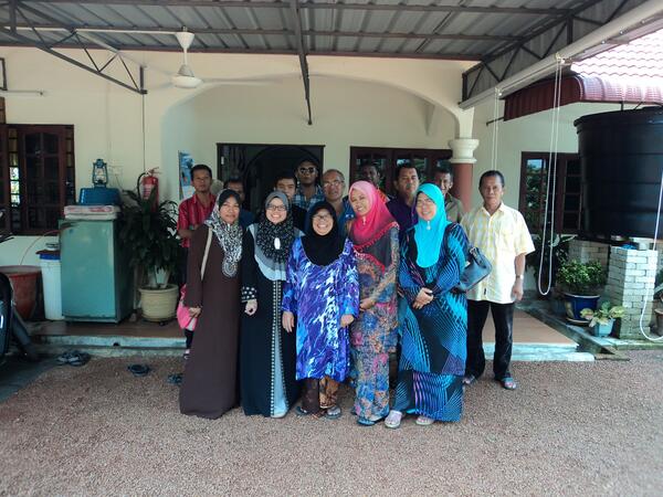 CCSCKualaPilah's tweet photo. Jom Ziarah Raya Bahagian 2- Ziarah Raya ke rumah residen CCSC @Mae_ivan @AADKKPilah @AADKMalaysia http://t.co/O4C8Qpb6YT