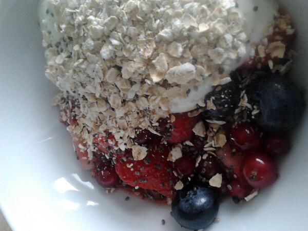 lekkerbio's tweet photo. lekker ontbijt met vers zomerfruit, kwark, havermout en chiazaad. #gezondgenieten. http://t.co/ruzX5q2nfY