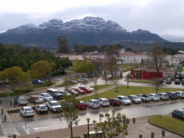 Davlon09's tweet photo. Snow on all the mountains surrounding matieland, this is why I love this place so much @matiesstudents #MatiesView http://t.co/TW5xCGn1tJ