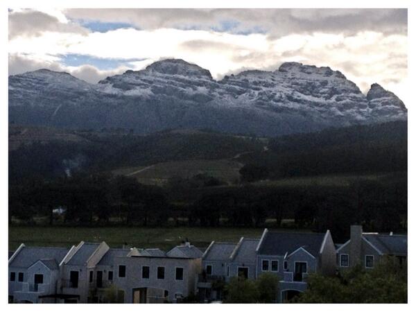 Gotta love living in Stellenbosch🏠. Opening up the blinds to be greeted with this view this morning⛄ #blessed