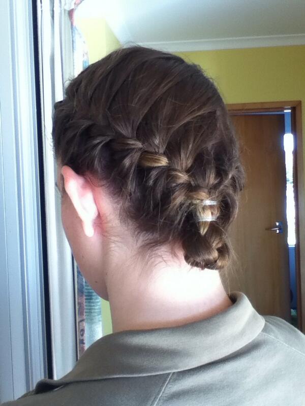 SarahSyrah's tweet photo. I had dance exams meet my hair http://t.co/JQUTgEpfND
