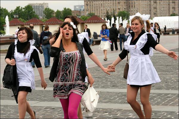 Выпускницы в школьной форме. Ленты на последний звонок. Школьный выпускной. Стильное платье на последний звонок. Форма выпускника.