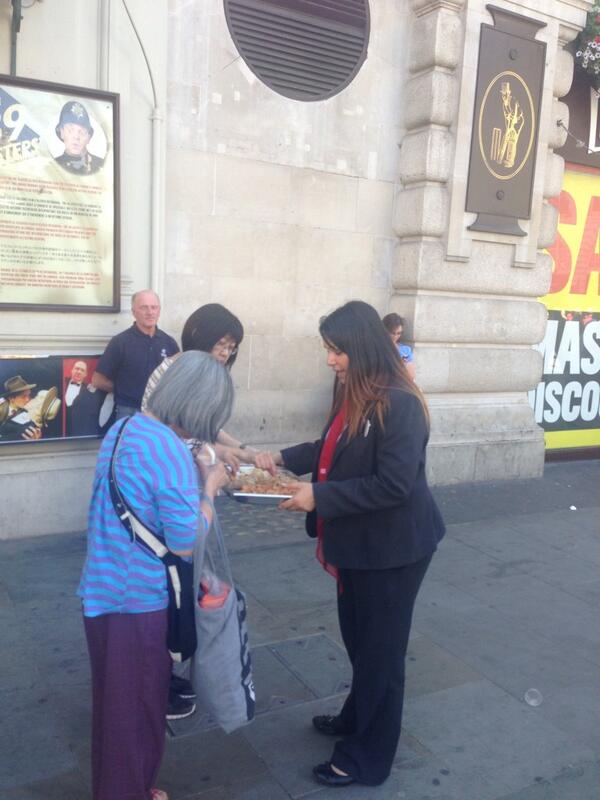 Girafa25's tweet photo. Harpreet from Regent Street explains quality of cooked chicken &amp; LEM @jonny_mcq @andrewdmy @TescoMedia @JODIthe1st http://t.co/Vvf0pdbTGU