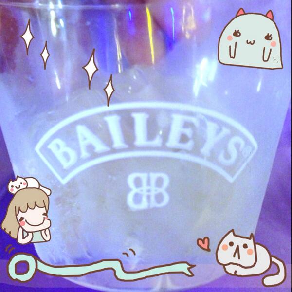 egg0522's tweet photo. 貝禮詩甜酒好喝耶〜〜 http://t.co/oD9wuUMbRU