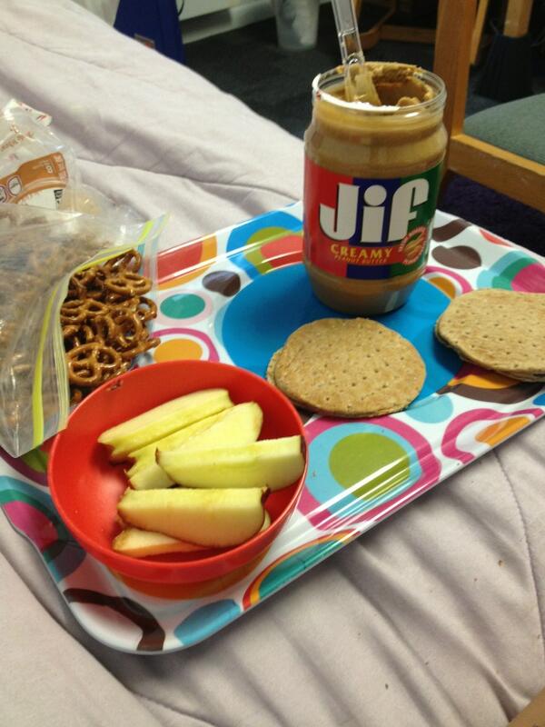 allisoncam27's tweet image. The cutest of friends 💚 #firstlunch #dormlife @halllie_berrie