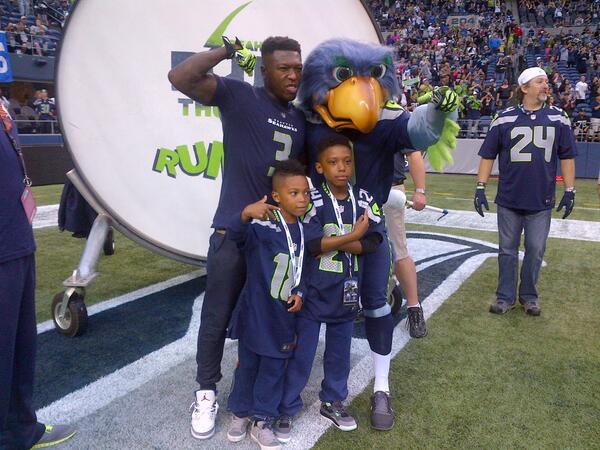 Nate Robinson and sons pose for photo with Seahawks mascot