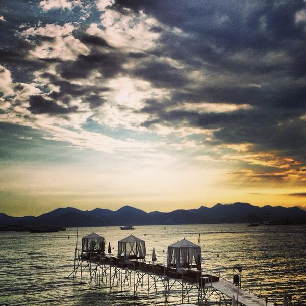 Magnifique ciel ce soir à #Cannes. Levez les yeux ! #sky #sea #Riviera #Cotedazur #cloud