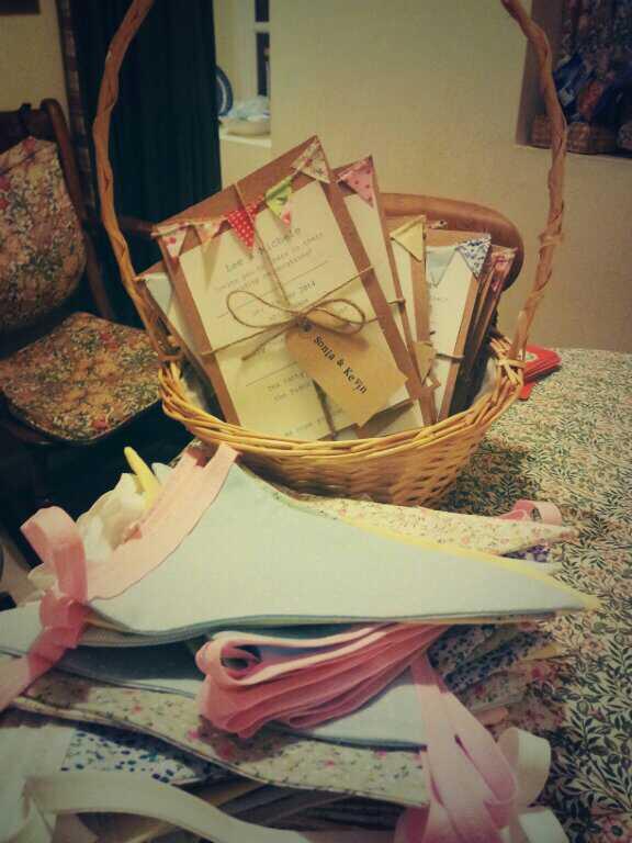 MadeWLoveS2012's tweet image. Wedding bunting and invitations ♡