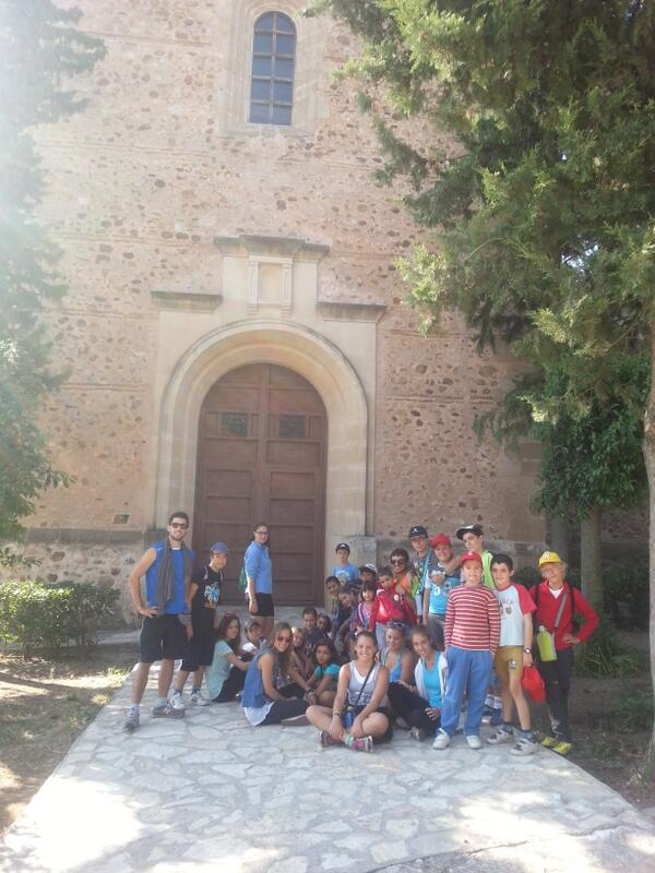 FarmCamp13's tweet photo. En la puerta de la Iglesia de Nuestra Señora de la Luz Bella. http://t.co/rwVFf8Way8