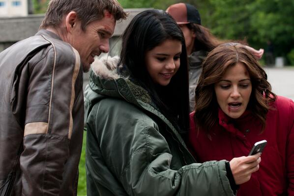 Волшебники из вэйверли плэйс оборотень. Тайра бэнкс идеальная игрушка. Тихая девушка. Там девушку 1. Я плюю на ваши могилы 2010 кадры.