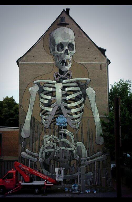 DEGAfilms's tweet photo. Tiny top hat on a giant skeleton: #streetart #skull @Zapata_painter http://t.co/LRwjCSNFrM H/T @STOFINE