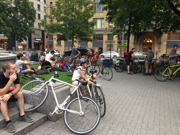 MasseCritique's tweet photo. #massecritique dans quelques instants! Viens-tu?
#VeloMtl http://t.co/GM5SPPr6ee