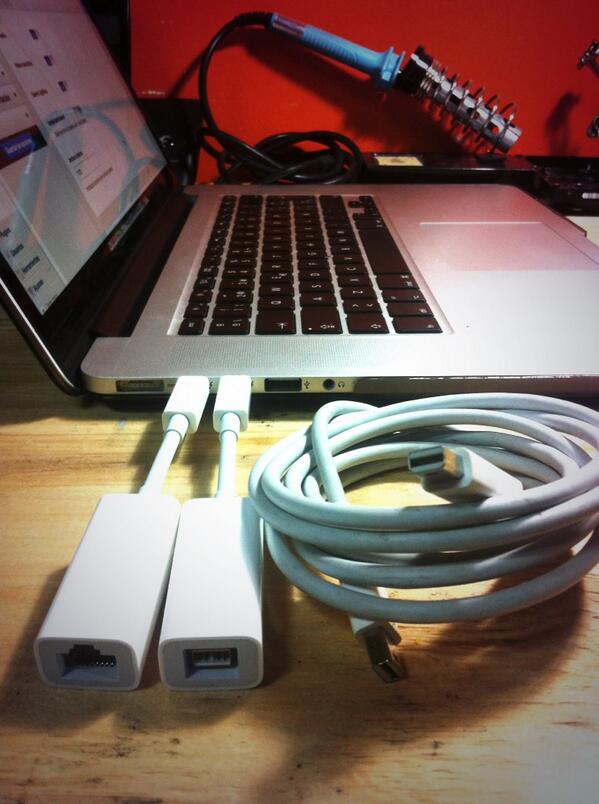 BatMacSoporte's tweet image. Listo #MacBookProRetinaDisplay con #ThunderBolt #FireWire800 #GigabitEthernet