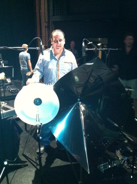 لا تسألوني شو اسم الآلة .....قالو لي ونسيت ههههه 
بس هاي آلة بتصدر الأصوات الالكترونية بطريقة اكويستيك