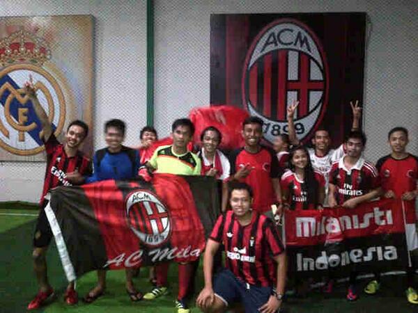Selesai main foto bareng <a href="/irfan/">Irfan</a> futsal@MilanistiOrId <a href="/MIsezJayapura/">Milanisti Jayapura</a> <a href="/MIsezSorong/">MIsezSorong [058]</a> @MI_TIMIKA