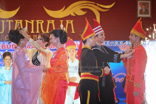 ManadoKota's tweet photo. Ini dia momen penobatan NYONG &amp; NONI SULUT 2013. Miguel Poluan (Minahasa) &amp; Putri Rompas (Manado) #NNS2013 http://t.co/IWWB38Jw7v
