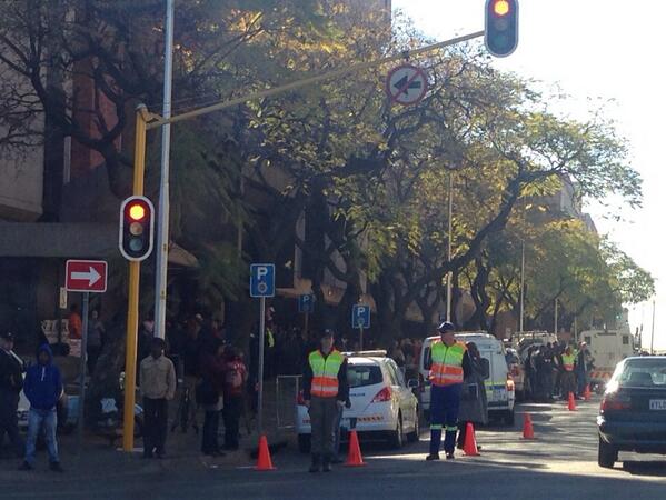 Chaos outside the Pretoria Magistrates court awaiting the start of the #OscarPistorius court case